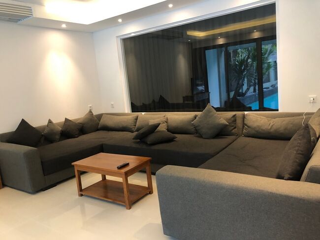 7：００に朝食をお願いしてあるのでそれまで１階のリビングでグダる。