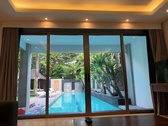 無駄に足なんぞ広げて<br />デカいソファとプライベートプールビューを満喫してみる。