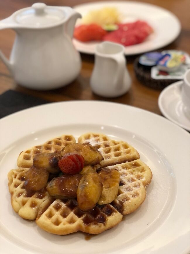 この私がオーダーしたワッフル。めちゃうまでした。外カリ中フワ。<br />正直、こちらの朝食は全然期待していなかったのですが、びっくりするくらいおいしかた。バリ・コピと一緒に。