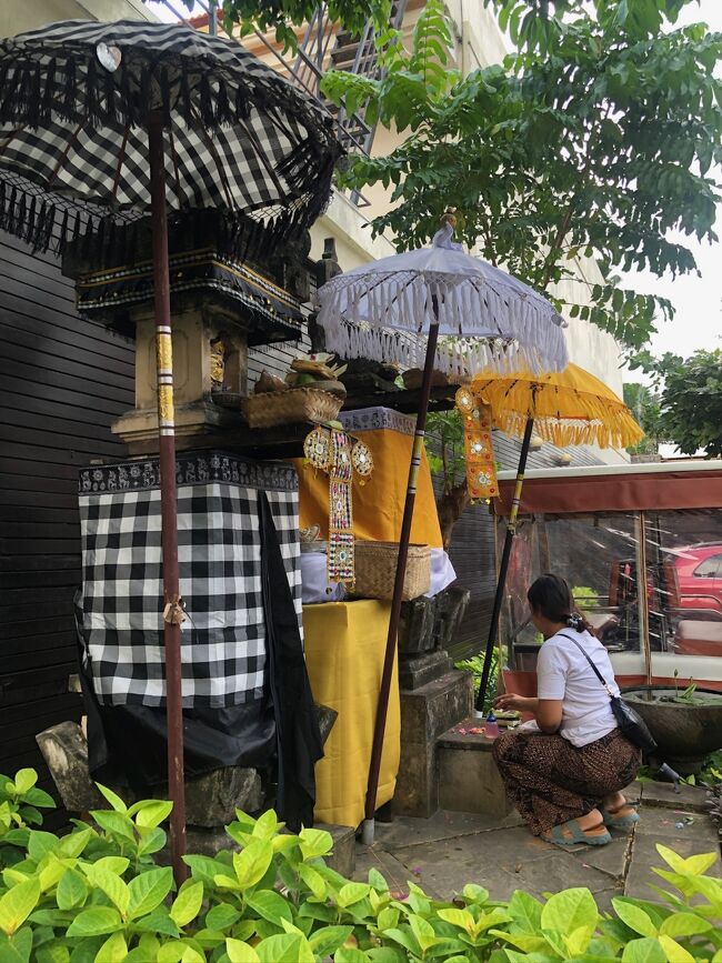 朝食後、私はランドリーに洗濯物出しがてら、朝のスミニャック界隈をじゃらんじゃらん。<br />ヴィラ入り口の家寺にお供え物をする女性。<br />その祈る姿、聖水を駆ける姿、チャナンをお供えする姿が素敵。