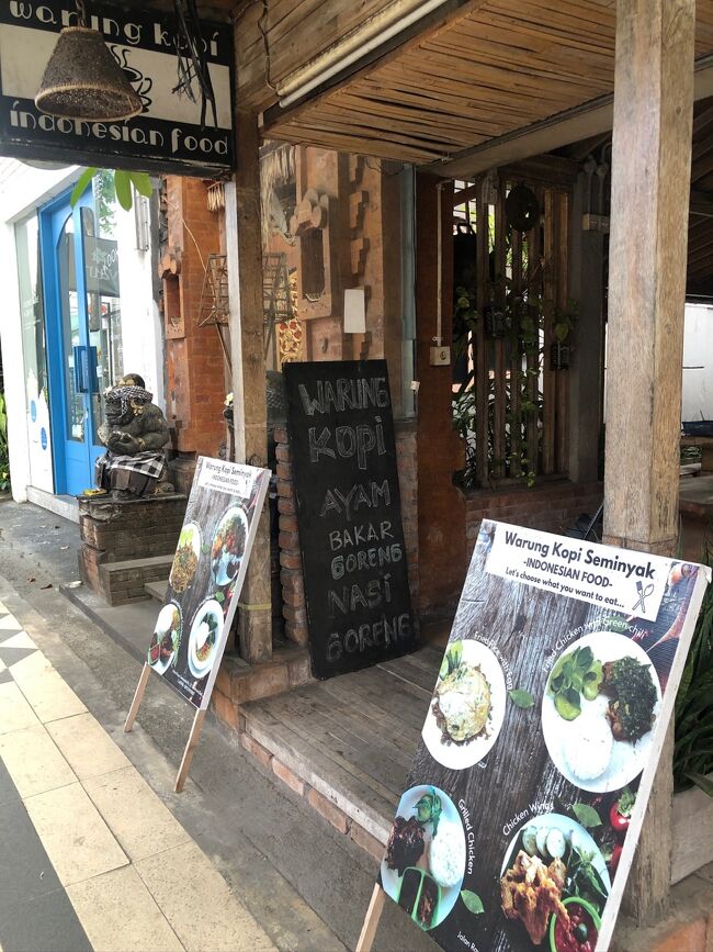 ヴィラからラヤ・スミニャックに出た角にある「Warung Kopi」。<br />すっごく安くて、それでいて美味しそうだったので、今日のランチ候補筆頭。