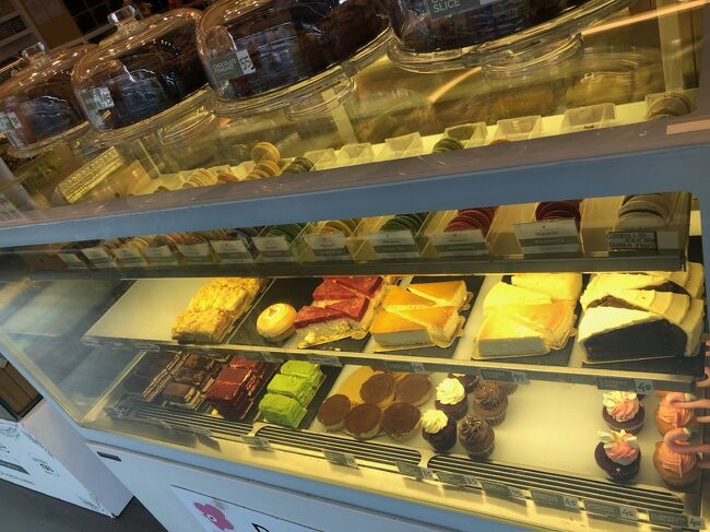 ぐるっと一周して、朝の空いてるビンタン・スーパーへやってきました。<br />買わないんだけど、いちいちスイーツコーナーをチェックしてしまう甘党な私。