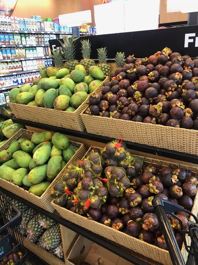 「あったー！！！」と思わず口に出してしまった、マンギスやっと見つけたヾ( ﾟ∀ﾟ)ﾉﾞ<br />昨日は置いてなかったのに、今朝はこんなに積まれている。<br />今回の渡バリで一回もお目にかかれず帰国することになってしまうのか、、、と半分諦めていましたが、最後の最後で再会を果たしました。