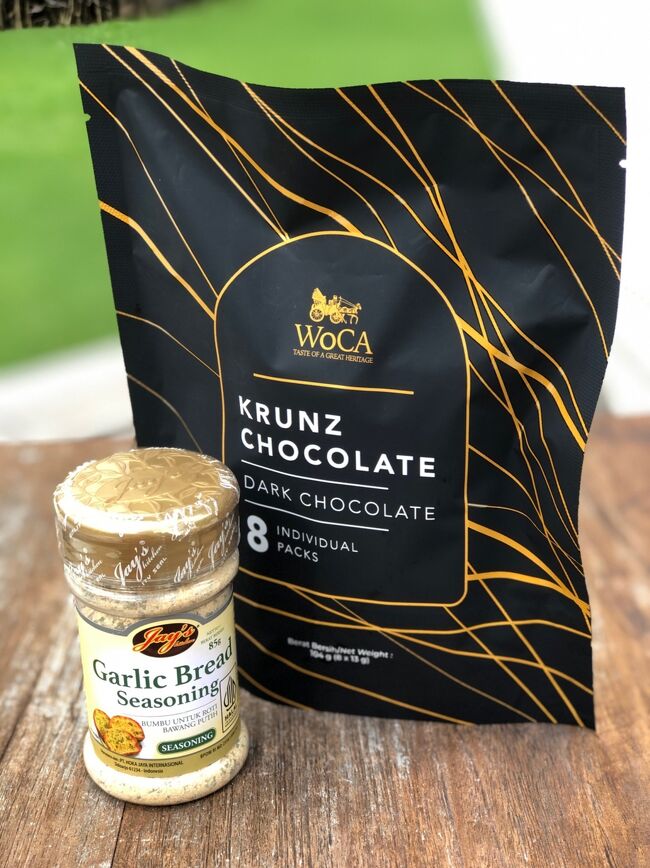 WoCAのダークチョコレート(Rp38,000)８枚入り個包装。<br />試しで買って、味見する。個包装のいいところです。バラマキ土産なら大袋開封済みでも関係ない。<br />色々迷いましたが、私の職場の同じチームの方へのお土産は今回はこちらを選びました。あとでまた買い足し決定。<br />これ大正解。高級感あり、しかも美味しい。箱売りもありました。<br /><br />ガーリック・トーストのシーズニング(Rp26,800)。最近朝ずっとコレ。<br />