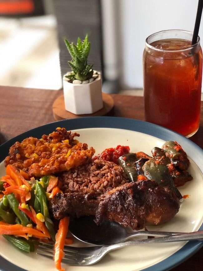 私もブラウンライスでお願いしたナシチャン(44k)。<br />そうです、ここ、お高めです。<br />ですが、すっっごく美味しかったです！！一つ一つのお料理が全部美味しかった。<br />辛さはキツくないので、サンバルで調節してください。<br />高くても美味しいかったので、大満足でした。