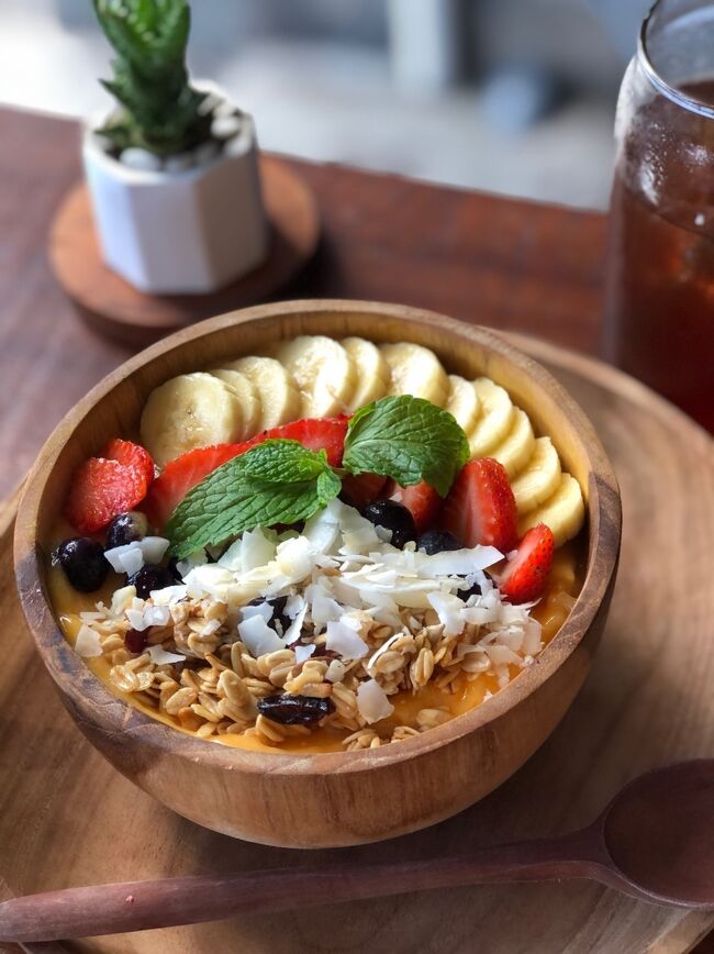 子供達はあまりお腹減ってないとのことで、二人ともスムージーボウルでランチ。<br />「TUTTI FRUTTI」(65k)という、マンゴーミックスのスムージーボウルです。<br />小さく見えますが、かなりボリューム満点だったとのこと。<br />「腹パン」と言ってました。