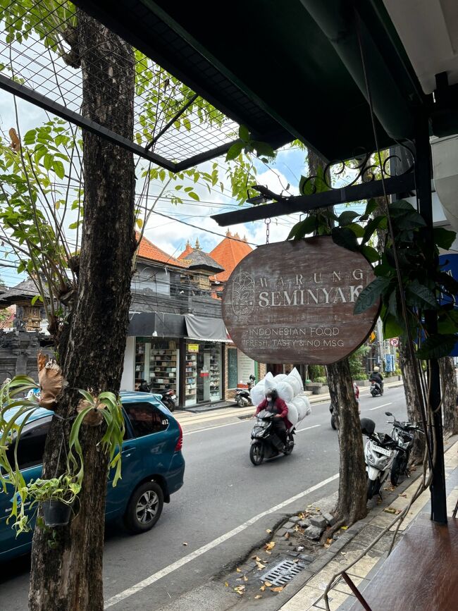 私は「Warung Kopi」に行きたかったのですが、なんか全員に却下され<br />ラヤ・スミニャック通り沿いの観光客向けっぽいワルン 「Warung SEMINYAK」でランチすることに。<br />