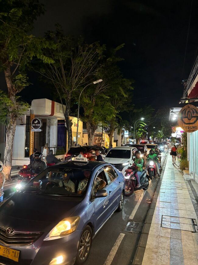 Jl.ラヤ・スミニャックは大渋滞。<br />歩道をバイクが走ってくるし( *｀ω´)