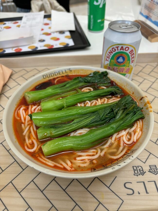 香港国際空港に着いて、また往路で食べたフードコートで昼食。<br />主人はDuddell'sというお店の、湯米線という激辛麺（55hk＄）と青島（30hk＄）。