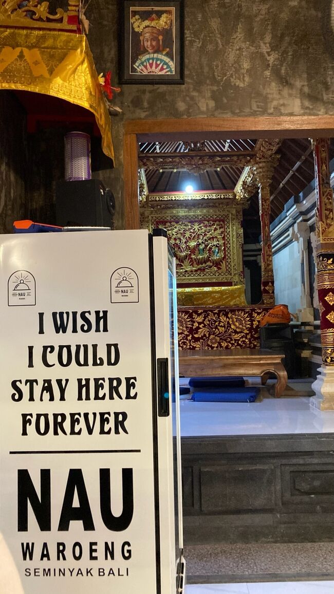 あそこのちゃぶ台のようなお席でもお食事できます、が、<br />なんとなく恐れ多くて気が引ける。