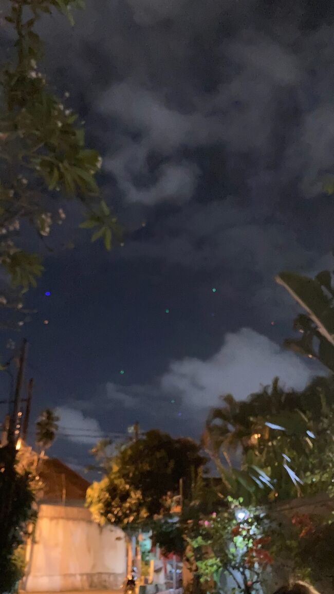 帰りは、娘の「最後にマグナムが食べたい」との希望にお応えし、<br />ビンタンに寄って帰る。<br />夜空は今日も電光カイトでいっぱい。