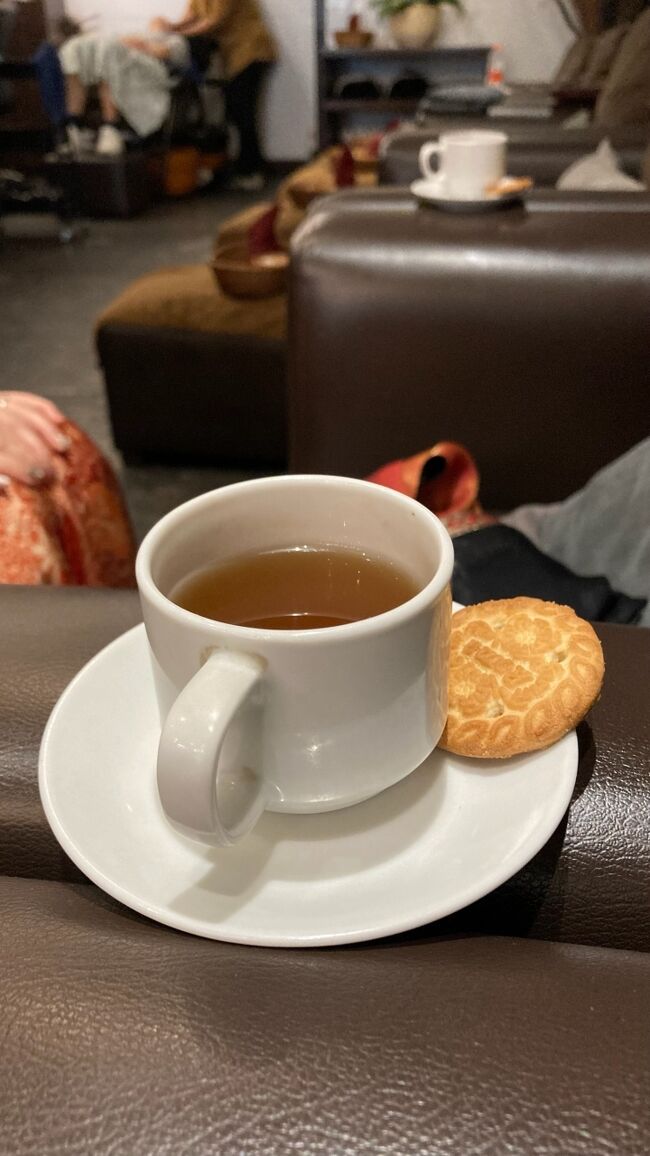 施述前に、ジンジャーティーとクッキーww<br /><br />私と娘がヘアスパしてもらっている間に、あれよあれよとお客さんで埋まって、帰る時は大賑わいでした。<br />なのであまり落ち着かず、リラックスもできず、、かと言って腕が悪いわけじゃなく。180kはやはりスミニャック価格ということか。