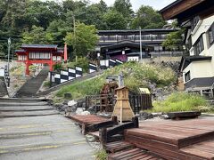 上湯共同浴場は温泉街のメインストリート『高湯通り』に面しています。

上湯の右手の高湯通りの先に、蔵王温泉の守り神をお祀りする『酢川温泉神社』があります。

神社の右隣は『深山（みやま）荘 高見屋』さんでタカミヤグループ発祥の老舗旅館ですが、湯巡りの対象外のお宿です。

小学生以下のお子様は入館禁止の『大人の宿』であることが理由の様です。

因みにこちらの旅館も1泊2万円台の一人泊のプランを出されていますが、今回の旅ではヒットしませんでした。