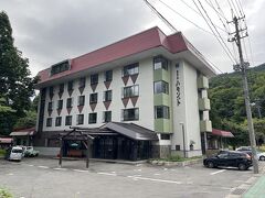 今回の湯巡りの目的地『BED'n ONSEN HAMMOND』さんに到着しました。

近くに蔵王温泉スキー場があり、冬のスキーシーズンはゲレンデとのアクセスがいい場所に立地しています。

以前は『ホテルハモンドタカミヤ』と呼ばれていたそうですが、現在は素泊まりに特化したリーズナブルなお値段で泊まれるお宿です。