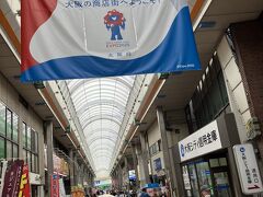 塚本駅前。反対側は花火大会見物客でかなり混雑。

2025年の万博の垂れ幕。うーん、来年はもっと混雑しそう。