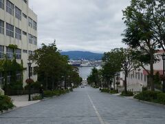 八幡坂です。

左側の建物はロシア極東連邦総合大学函館校です。
来年から募集停止になるそうです。