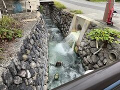 酢川は至る所から強酸性の硫黄泉が流れ込んでいて、白く濁っています。

このまま流れると下流域の農業や生活用水に被害を与えるため、川下に水質を中和化する施設があります。

同じ泉質の秋田県玉川や群馬県草津、万座でも同じ対応をしています。