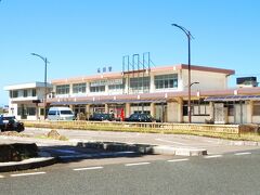 徒歩で１０分ほど「益田駅」に戻って来ました、

ずっと前から変わらない駅舎は２代目として昭和３６年に竣工されたままで今では残り少ない昭和の鉄筋２階建てスタイルです。

＊詳細は山口のクチコミでお願いします