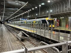 　オークランド空港国内線は初めて利用しますが、昨年10月に来た時に使っていたAt Hopがまだ使えるか確認してからバスでpuhunui駅まで行き、そこから電車に乗り換えて市内中心部に向かいました。

　電車を降りた時に駅員さんにI'm afraid the balance may be short, so I'd like to top up before passing the gate...（残高が少ないからTop upしてから改札を出たいのだけど…）と訊くと、「At Hopを持ってるんだろ。Tag offしてからTop upすりゃいいよ。そのままタップして出な。」と教えてくれました。シドニーのオイスターカード（訂正:オイスターカードはロンドンの交通系電子マネーの呼称。シドニーはオパールカードですよね。）と同じですね。
