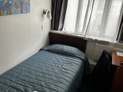 　ホテルに着きました。去年もここKiwi International Hotelを利用しました。周囲の勝手が分かっているし、バス停も目の前で何かと便利です。今回はシャワーとトイレが付いたお部屋にしました。
　では、ちょっくら晩ごはんの買い出しに行きましょう。

