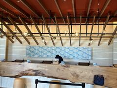 那覇空港からはシャトルバスでホテルまできました。
那覇空港のカウンターでチケットを購入します。
近くて、体感は20分ぐらいでした。
フロントは横長で広々としてました