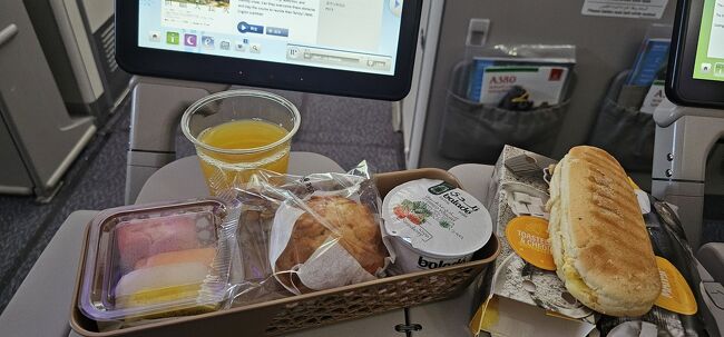 到着前の軽食、卵のサンドイッチも温かくて美味しかったです。<br /><br />機内はほぼ満席でしたが、快適に過ごせました。