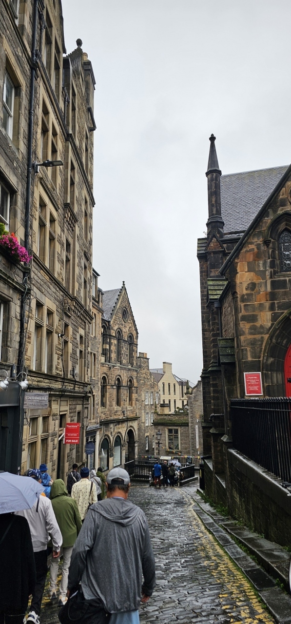 エジンバラはスコットランドの首都で人口は約48万人。<br /><br />霧雨のような細かい雨の中を歩きます。