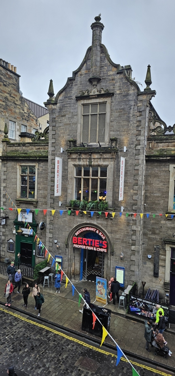 Bertie&#39;s Proper Fish &amp; Chips<br /><br />フィッシュアンドチップスが食べられるBARですね。