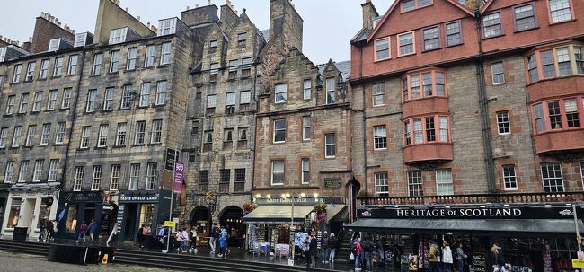 ロイヤルマイルを進みます。<br />