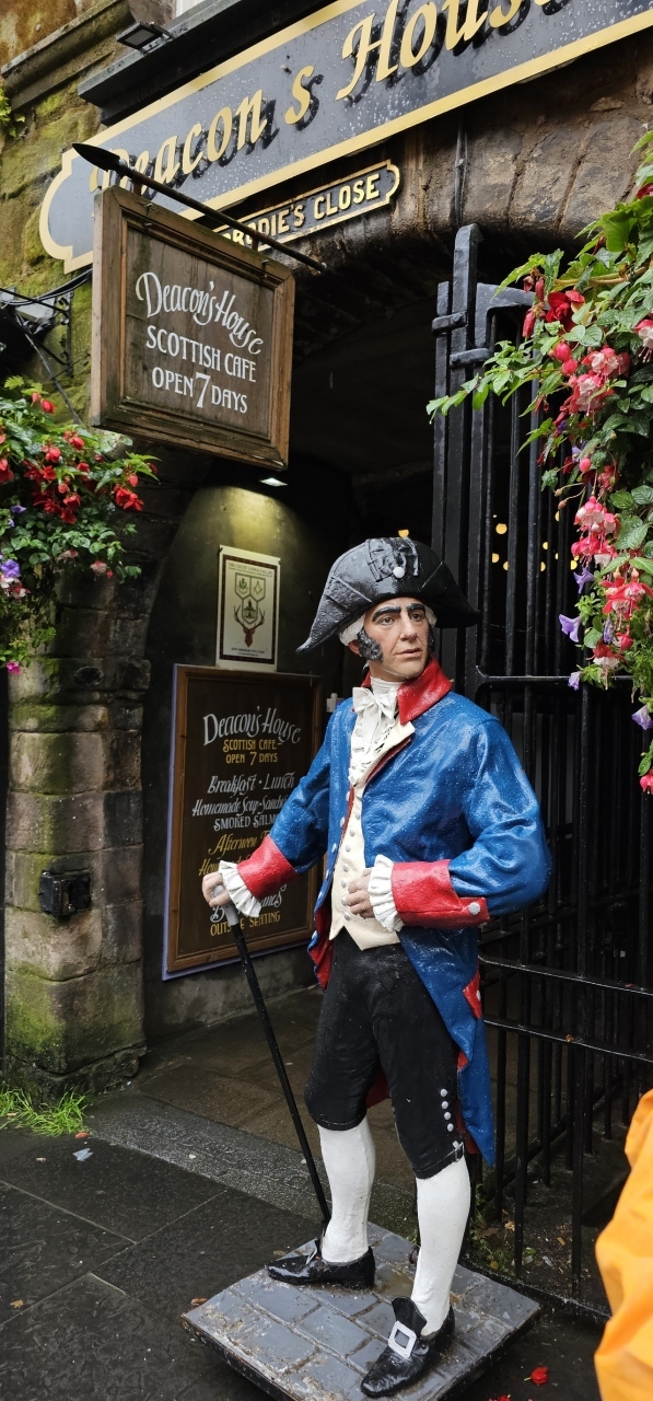 エジンバラって溶岩の上にあって、氷河で削られてできた街みたいです。<br /><br />昔はバイキングとかもいたんでしょうね。