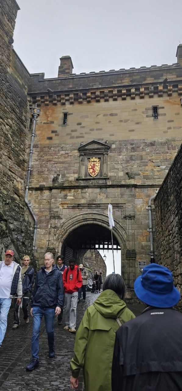 エジンバラ城は、キャッスル・ロックという岩頸の上に建つ古代からの要塞です。