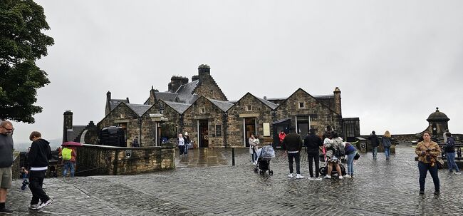 雨の多いイギリスですが、初日からこの天気。<br /><br />気温も思っていた以上に低く寒かったです。
