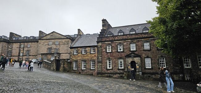 ガイドさんの説明を聞きながら進みます。