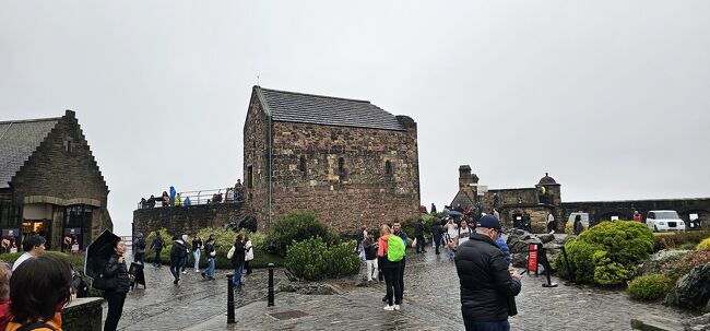 城内で最も古い建築物12世紀初期のセント・マーガレット教会堂。<br /><br />ここは後で行ってみます。