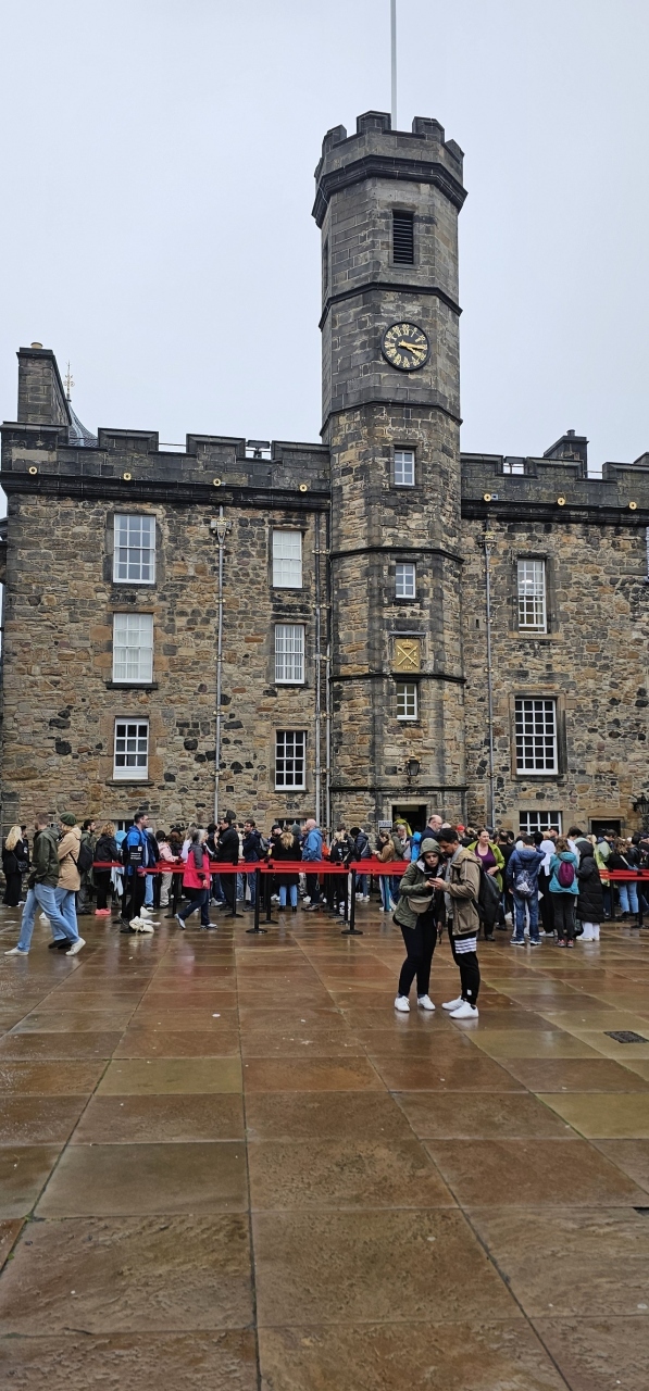 Royal Palace<br /><br />まずはこの列に並びます。