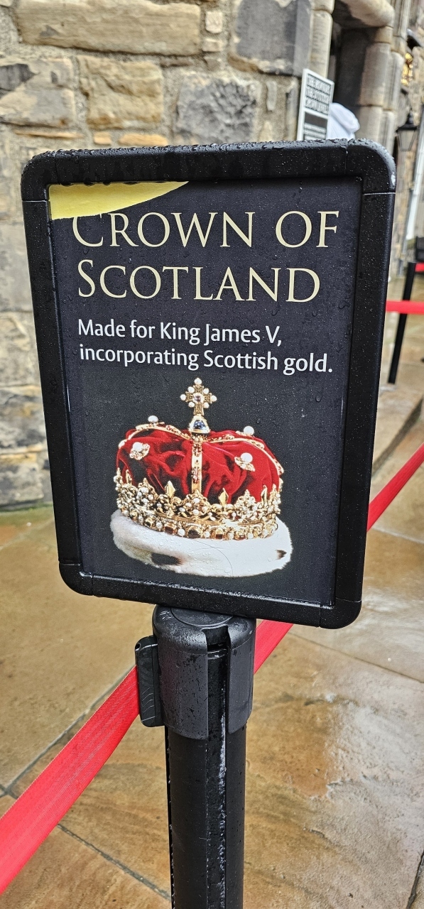 スコットランド王家の宝冠や宝石類が展示されています。<br /><br />10分くらい並んだかな、中は撮影禁止でした。<br /><br />