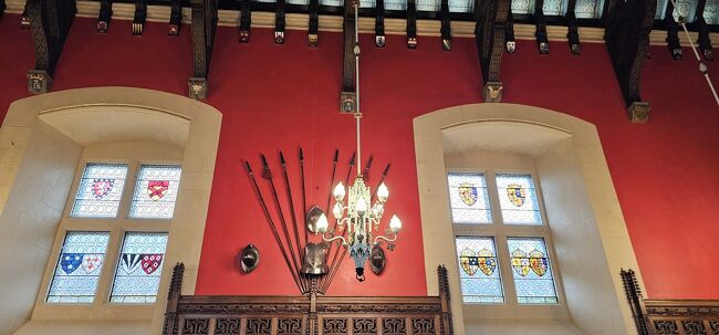 木の梁と赤い壁が素敵ですね。