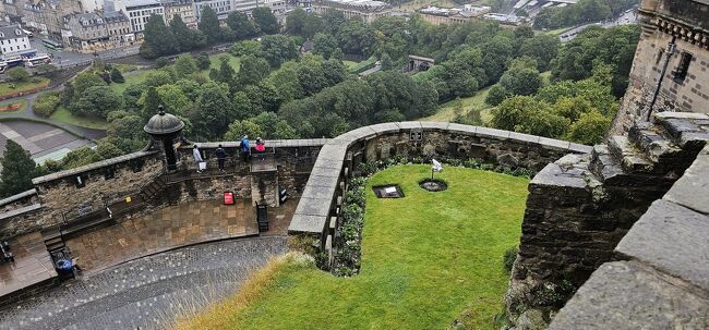 下に見える緑の敷地はワンちゃん用のお墓です。<br /><br />たくさんのワンちゃんがいたんですね。