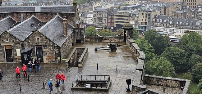 奥に見えるのがOne O’Clock Gun<br /><br />平日は午後1時に発砲しています。