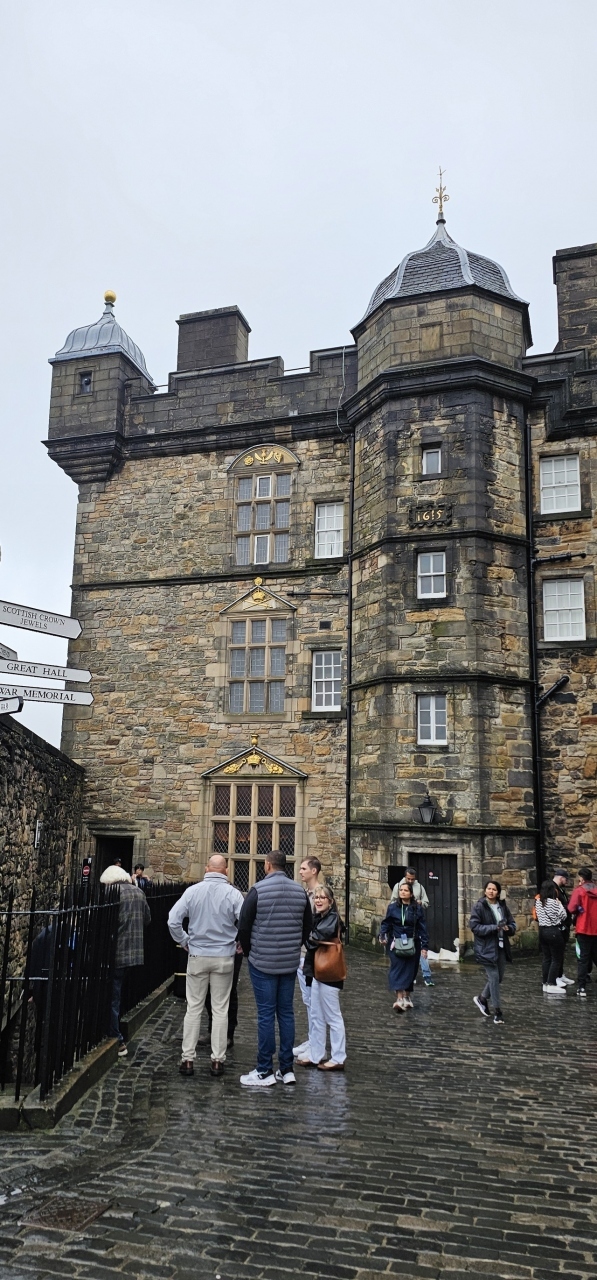 エジンバラ城は他にも博物館があったり、時間があれば見たかったのですが、私は次へ急ぎますよ。