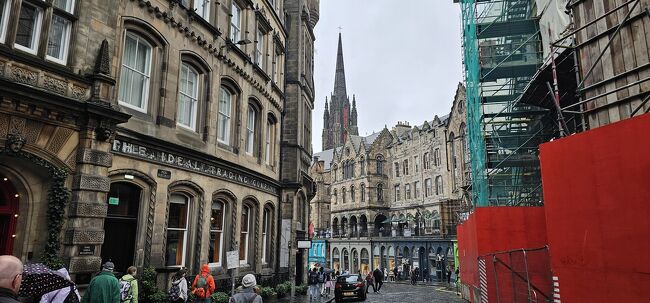 この辺りから細い道を進むと。