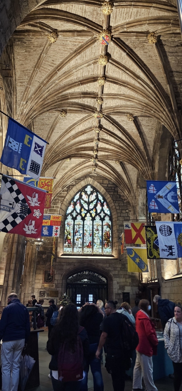 残念ですが、左右のステンドグラスを見て。