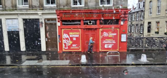 バスで次の観光場所へ。<br />雨が激しくなってきました。<br /><br />バスの窓から見えた赤い壁の家は、J・K・ローリングさんが通っていた場所だそうです。