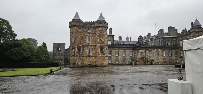 鉄門の間から写真を撮るだけです。