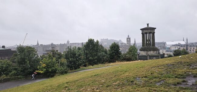 この日最後の観光はCalton Hill<br /><br />坂道を登ってきました。