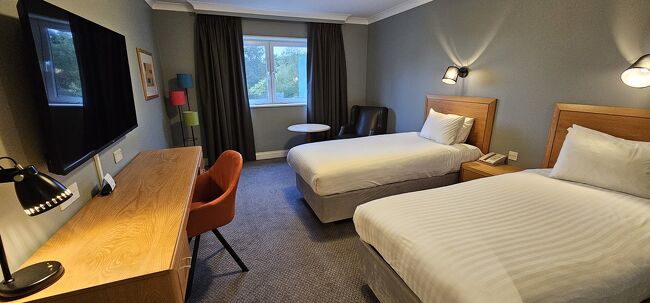 お部屋はツインでした。<br /><br />ツアーで泊まるホテルは広くて良き。