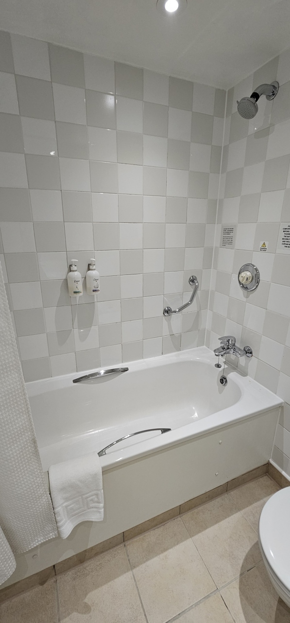 バスタブ付き。<br /><br />一人なのでゆっくりしよう。