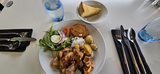 ビュッフェでした。<br />食べすぎないようおかわりなしで。<br /><br />21時にはおやすみなさい。