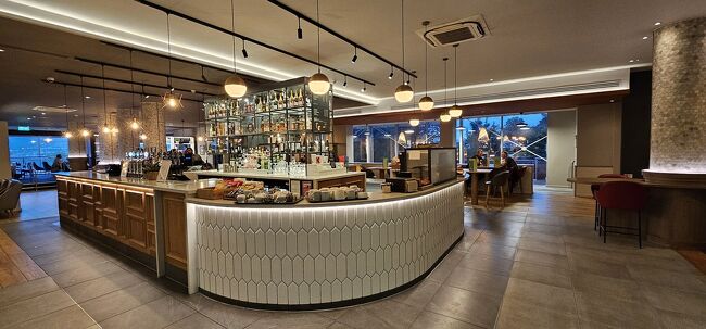 夕食は19時15分からホテルのレストランで。