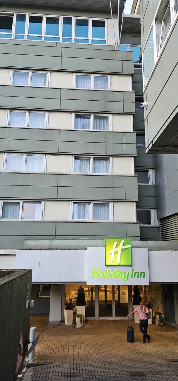 18時40分エジンバラのホテルに到着。